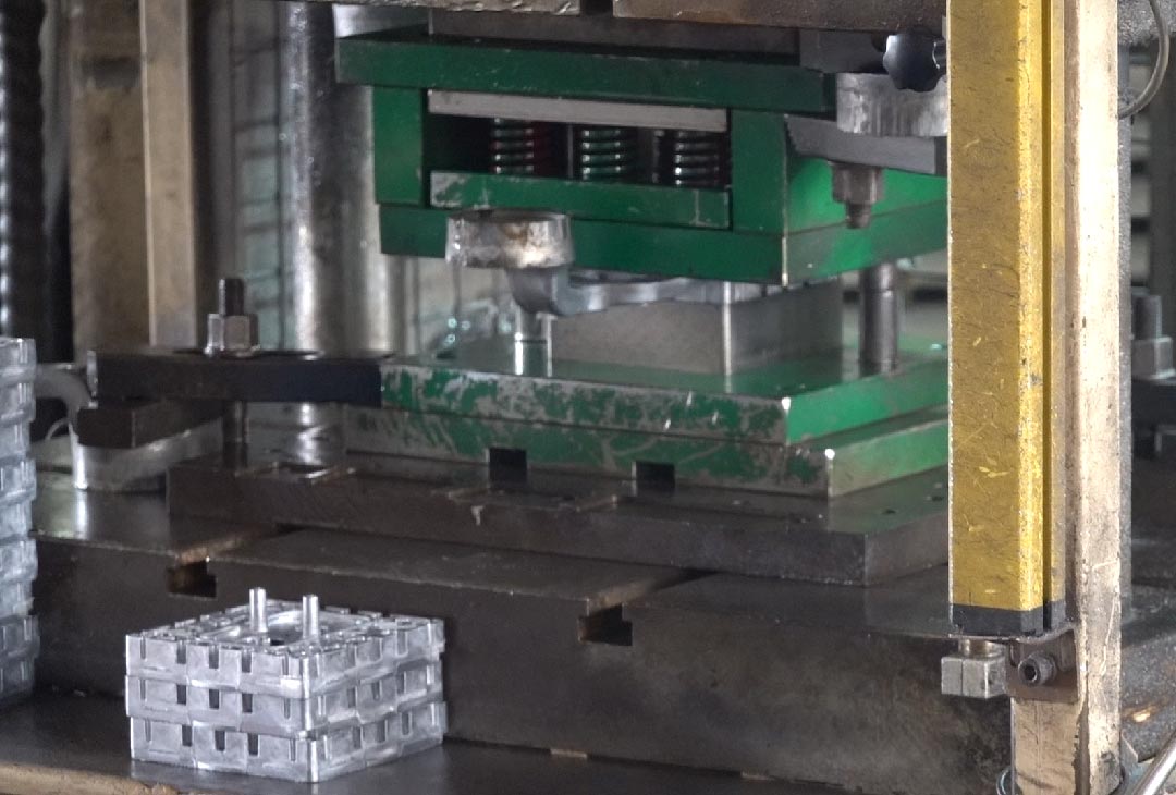 Aluminum-die-casting-part-trimming