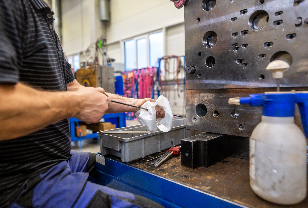 maintenance-on-the-injection-mold-after-production